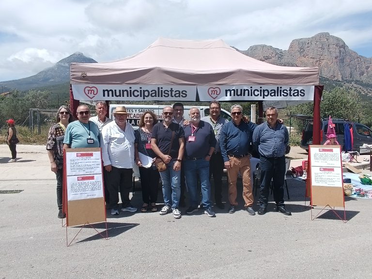 Municipalismo en la calle: recogida de firmas en Alicante por una mayor representatividad
